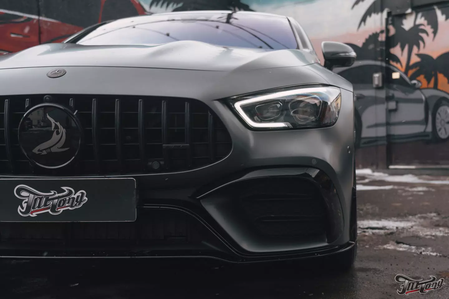 Окрас матового Mercedes AMG GT — в чем особенность? Оклейка, окрас дисков, детейлинг, установка гриля, шиномонтаж